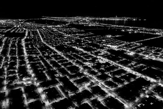 Las luces de la ciudad vistas desde el aire de noche