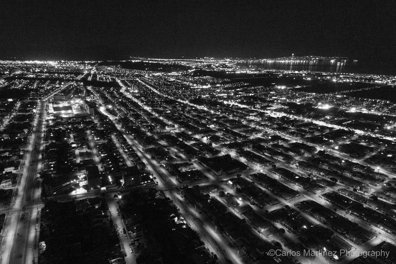 Vista a&eacute;rea nocturna en blanco y negro de La Serena y la bah&iacute;a